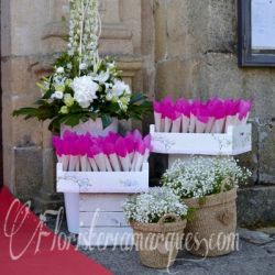 Jaulas , pétalos y flores para la entrada de la iglesia.