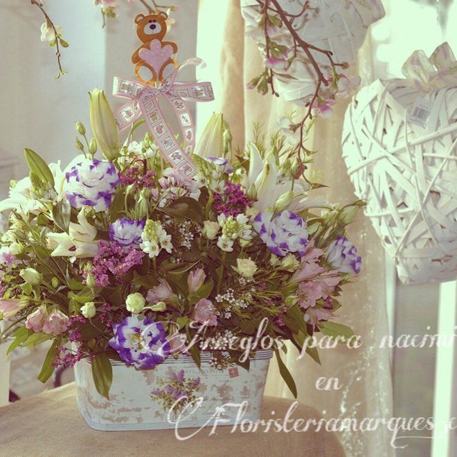 Centro de flores en caja decorada