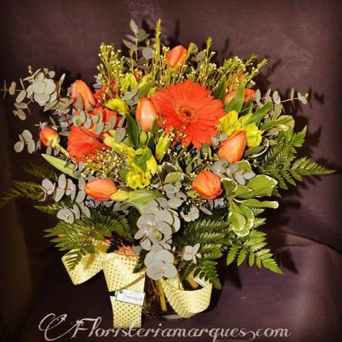 Ramo de tulipanes y gerberas, verdes variados | FLORISTERÍA