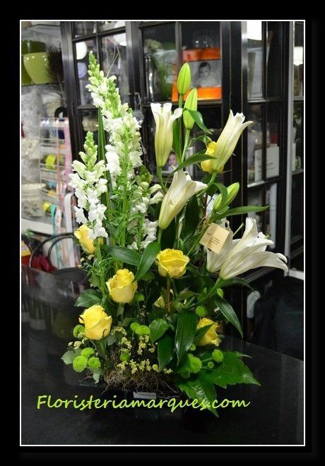 Centro alto de antirrinum , rosas amarillas etc
