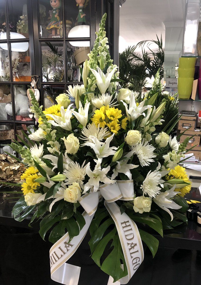 Centro blancoy amarillo con rosas