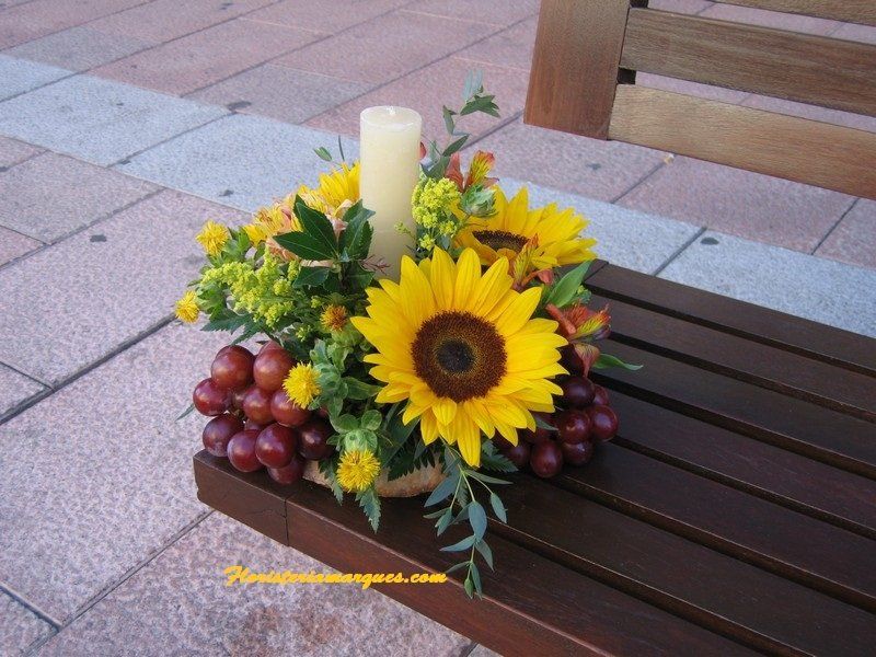 Centro con frutas y flores realizado sobre pan