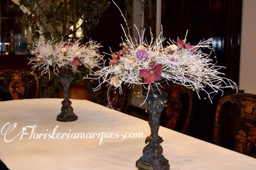 Decoración para mesa de candelabros con flores