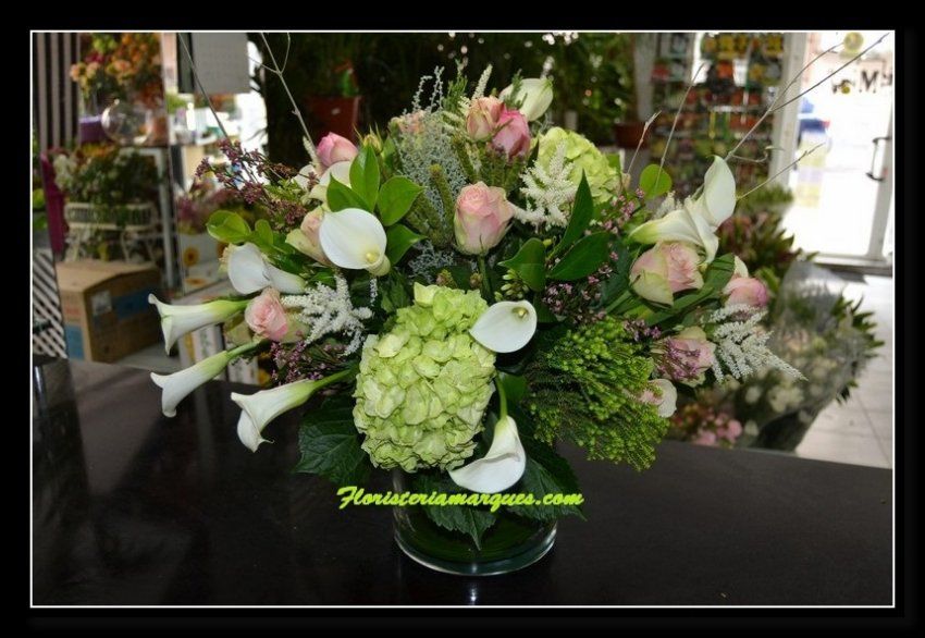 centro de calas , hortensias y rosas