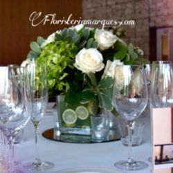 Flores y limas en esta fresca combinación para decorar la mesa