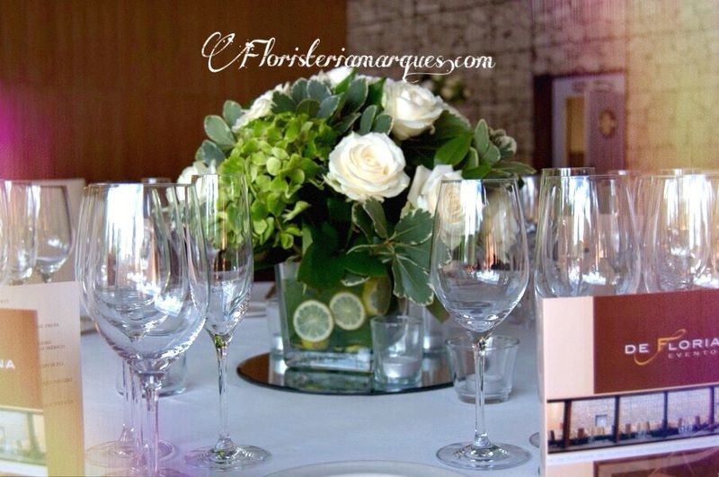 Flores y limas en esta fresca combinación para decorar la mesa