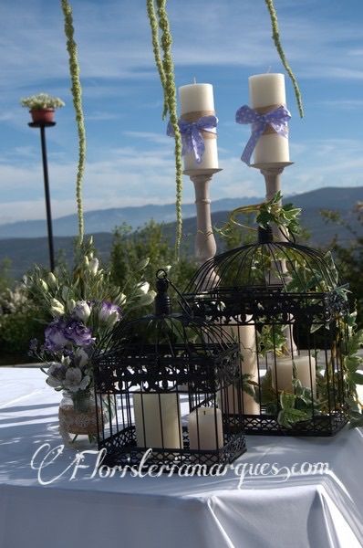 Jaulas, botes estilo vintage , porta velas  y flores .