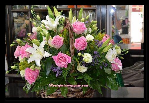 Cesta con rosas y liliuns