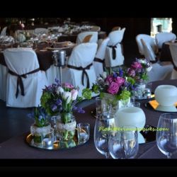 Decoración de mesas con botes y bases de latón.