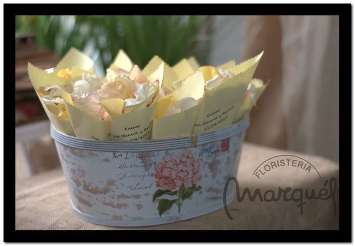 Detalle de cucuruchos para la presentación de pétalos .