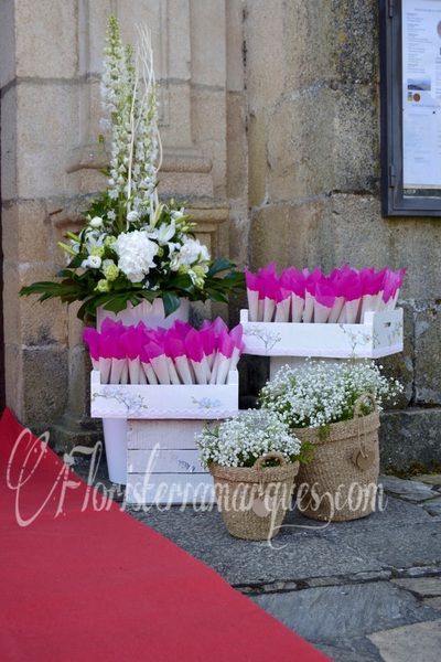 Jaulas , pétalos y flores para la entrada de la iglesia.