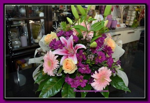 Cesta primaveral en tonos rosas