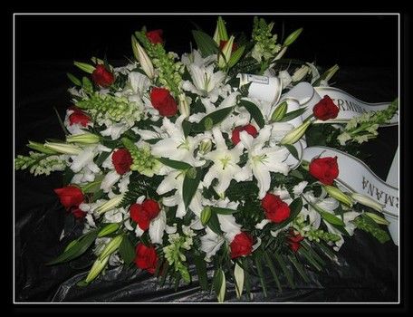 Palma liliuns blanco y rosas rojas