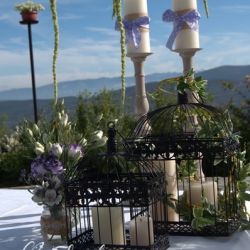 Jaulas, botes estilo vintage , porta velas  y flores .