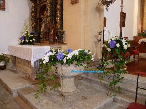 Decoración floral de la pila bautismal
