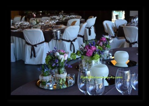 Decoración de mesas con botes y bases de latón