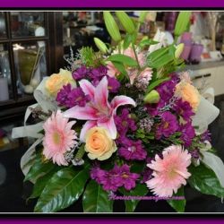 Cesta primaveral en tonos rosas