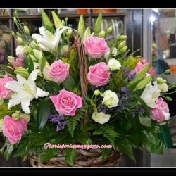 Cesta con rosas y liliuns