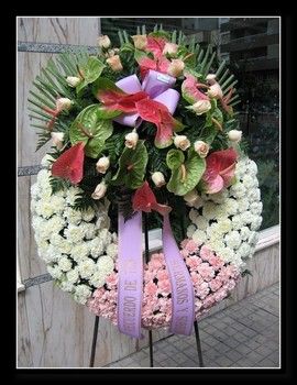 Corona con anturiuns y rosas
